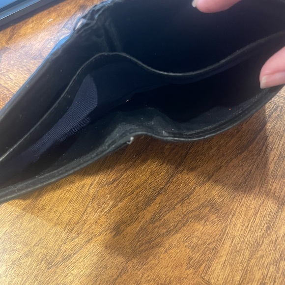 Gucci Black Leather Wallet with Embossed Logo - Picture 5 of 5